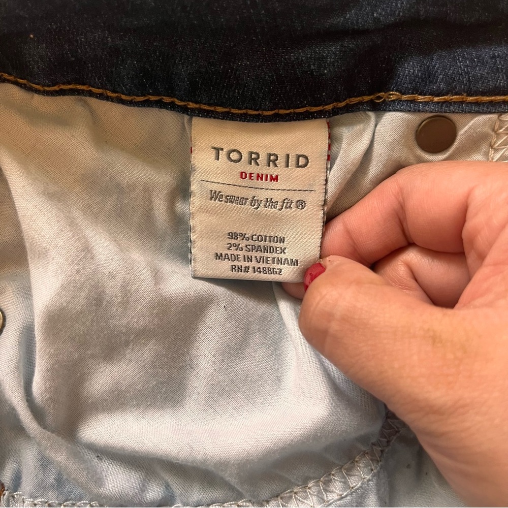 Torrid Medium Wash Distressed Blue Denim Shorts - 18 - Picture 11 of 12